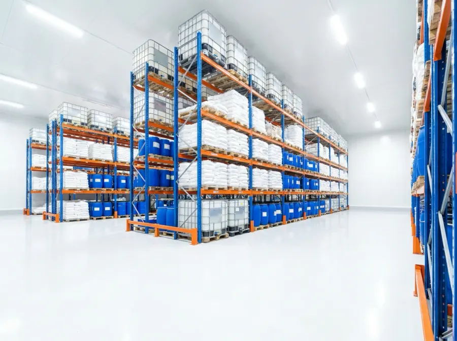 Bodega de materias primas con racks, sacos, tambores e IBC